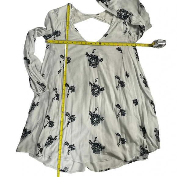 Free People Long Sleeve Austin Tunic Dress. Size
Medium. Grey green blue floral - Picture 13 of 14